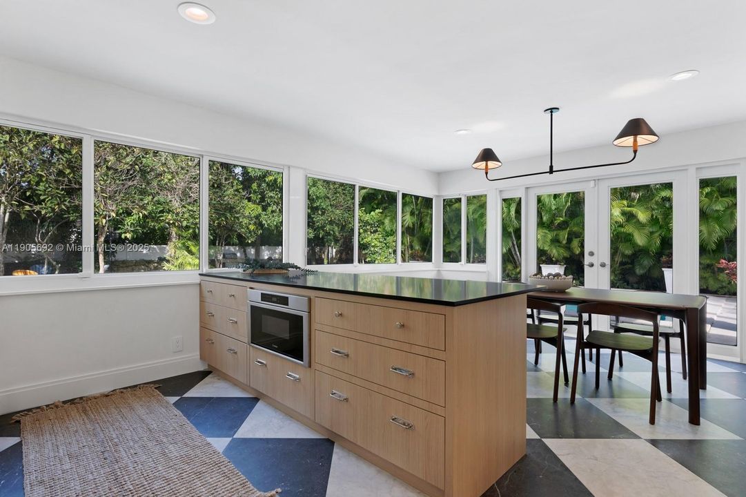 合同活跃: $1,750,000 (3 贝兹, 2 浴室, 1928 平方英尺)