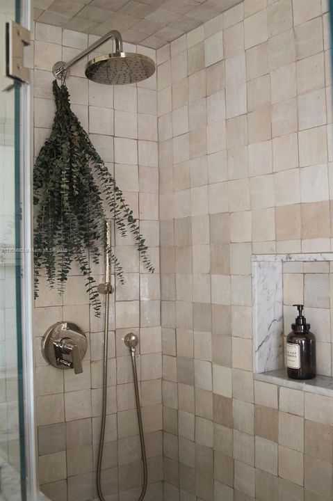 合同活跃: $1,750,000 (3 贝兹, 2 浴室, 1928 平方英尺)