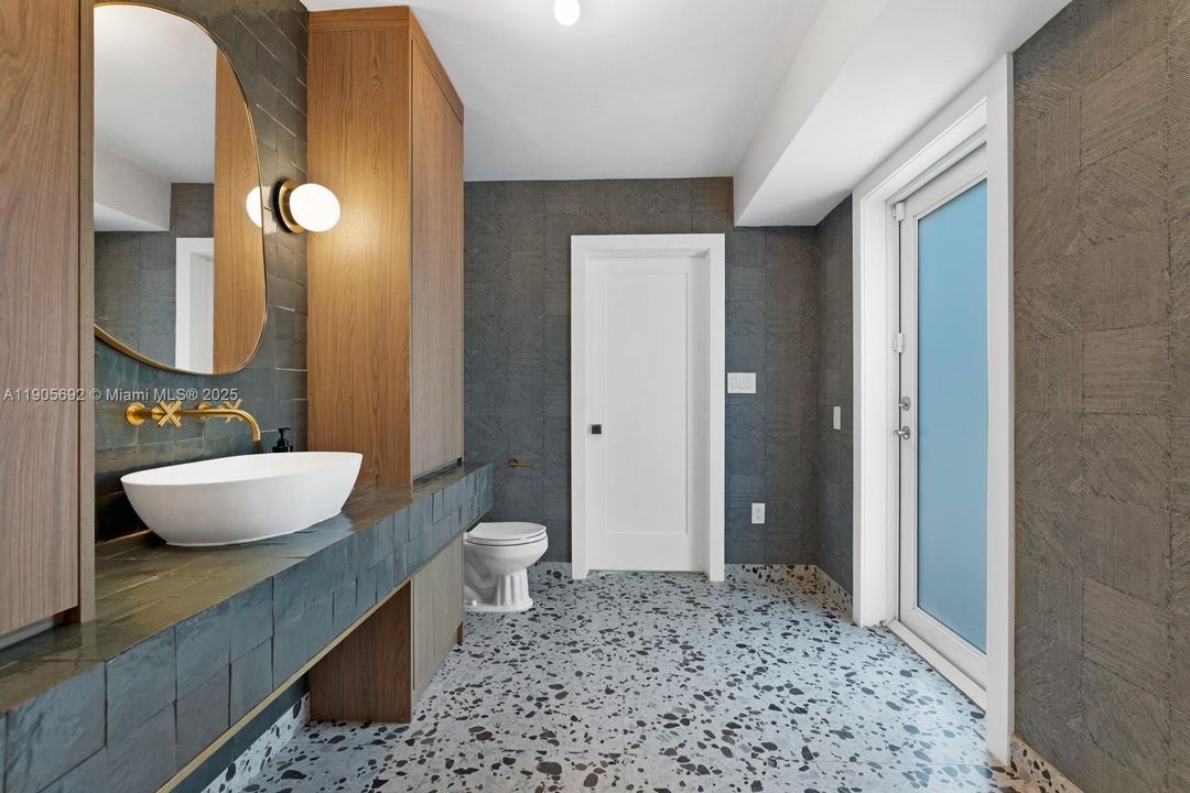 合同活跃: $1,750,000 (3 贝兹, 2 浴室, 1928 平方英尺)