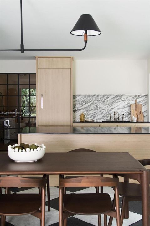 合同活跃: $1,750,000 (3 贝兹, 2 浴室, 1928 平方英尺)