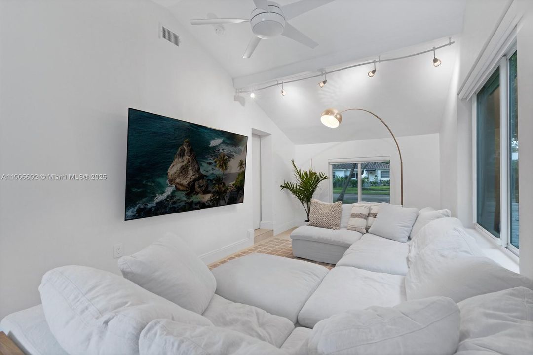 合同活跃: $1,750,000 (3 贝兹, 2 浴室, 1928 平方英尺)