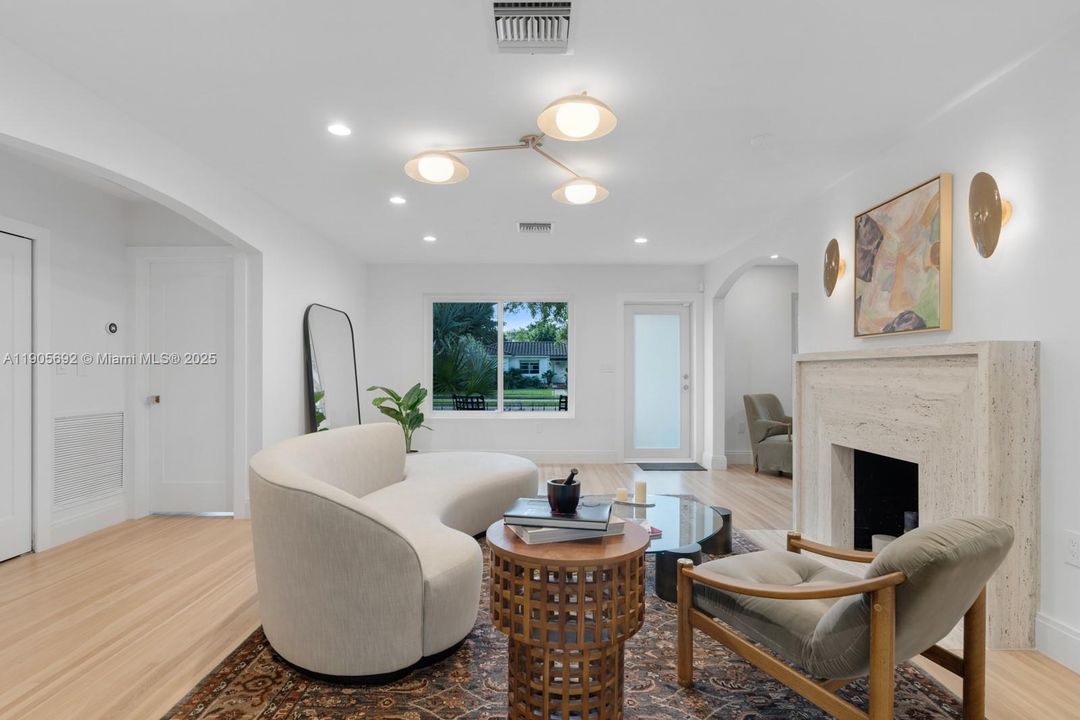 合同活跃: $1,750,000 (3 贝兹, 2 浴室, 1928 平方英尺)