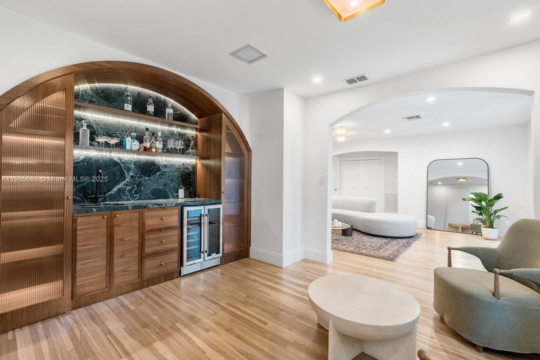 合同活跃: $1,750,000 (3 贝兹, 2 浴室, 1928 平方英尺)