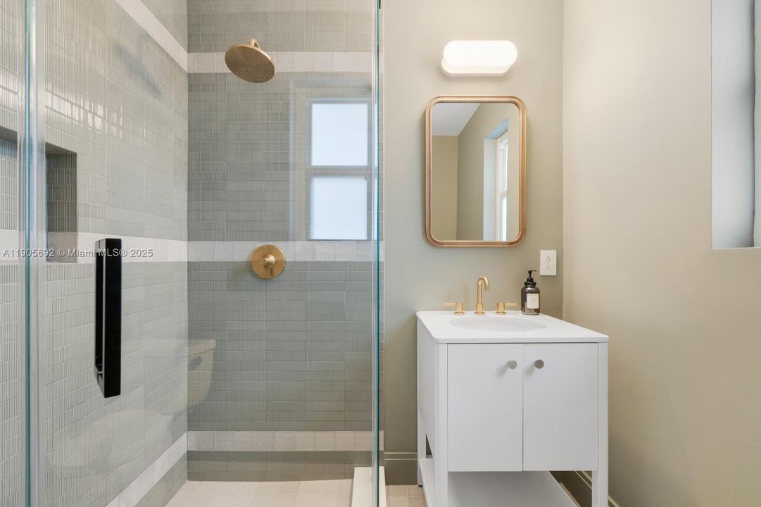 合同活跃: $1,750,000 (3 贝兹, 2 浴室, 1928 平方英尺)