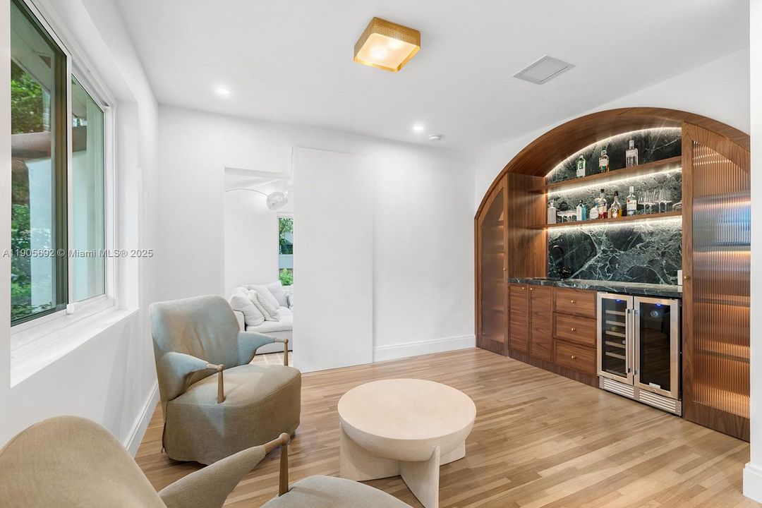 合同活跃: $1,750,000 (3 贝兹, 2 浴室, 1928 平方英尺)