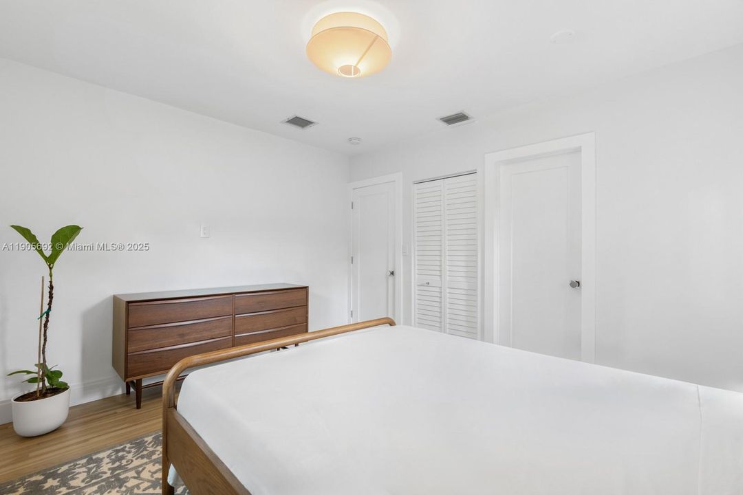 合同活跃: $1,750,000 (3 贝兹, 2 浴室, 1928 平方英尺)