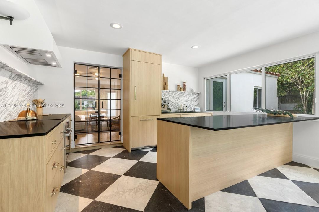 合同活跃: $1,750,000 (3 贝兹, 2 浴室, 1928 平方英尺)