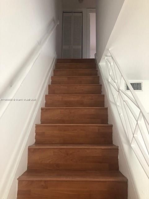 Под контрактом: $1,750 (2 спален, 1 ванн, 938 Квадратных фут)