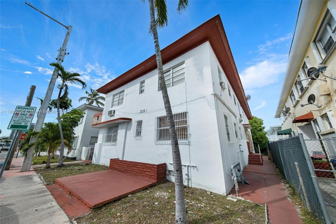 For Sale: $300,000 (2 beds, 1 baths, 1021 Square Feet)