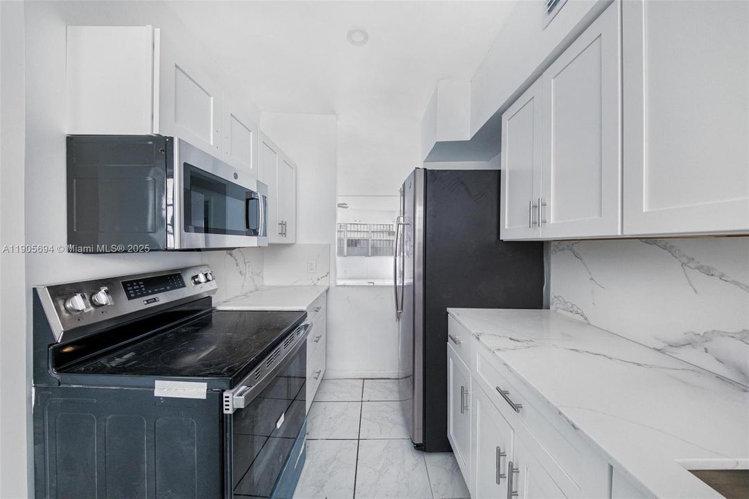 For Sale: $300,000 (2 beds, 1 baths, 1021 Square Feet)