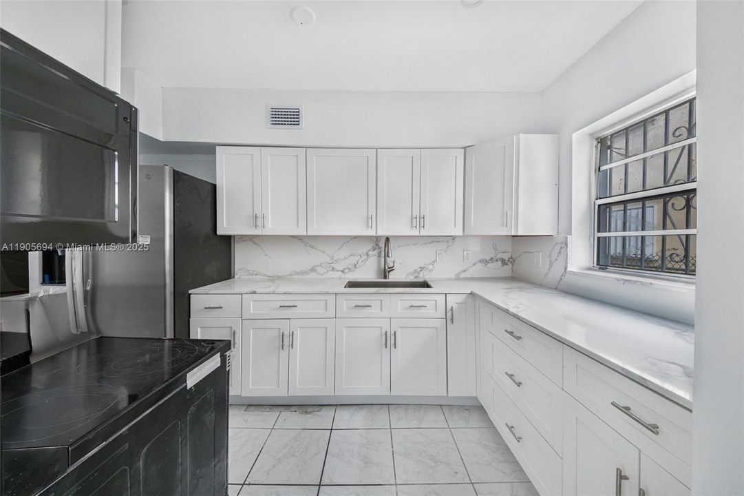 For Sale: $300,000 (2 beds, 1 baths, 1021 Square Feet)