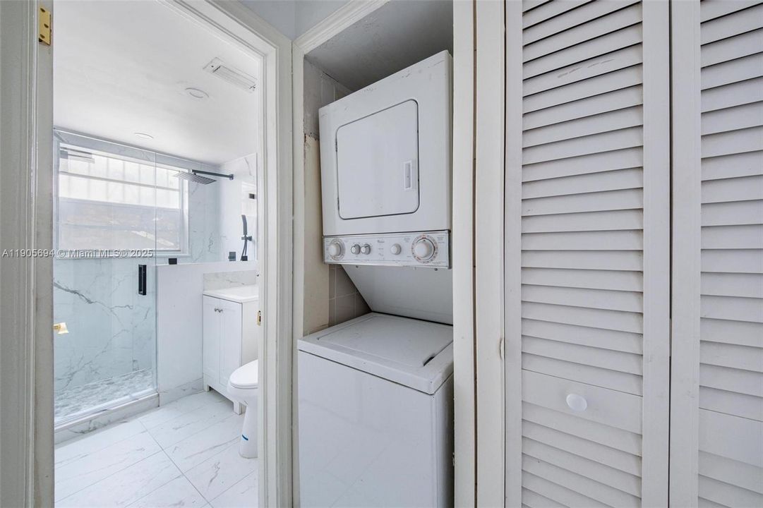 For Sale: $300,000 (2 beds, 1 baths, 1021 Square Feet)