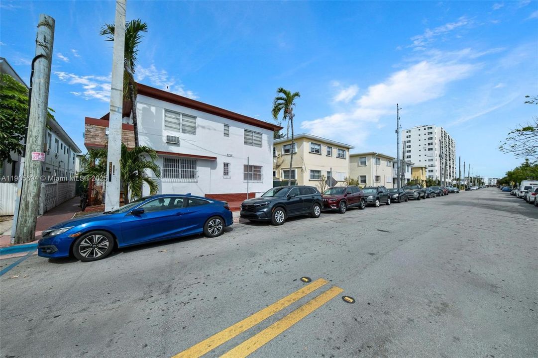 For Sale: $300,000 (2 beds, 1 baths, 1021 Square Feet)
