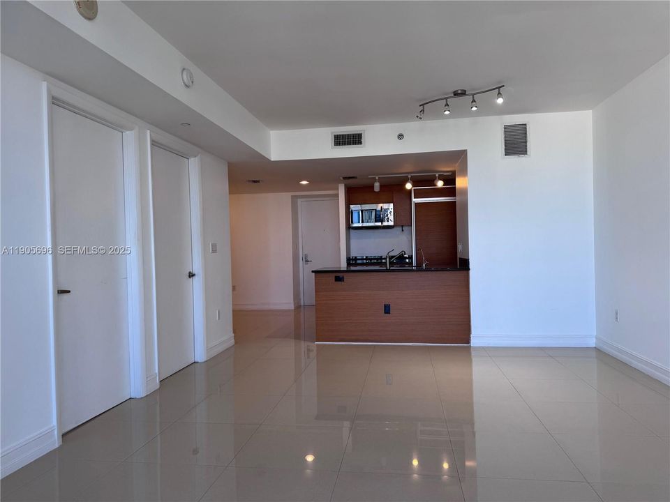 For Rent: $3,300 (1 beds, 1 baths, 800 Square Feet)