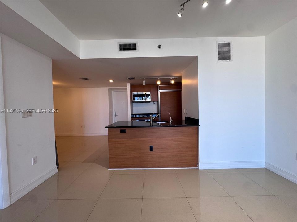 For Rent: $3,300 (1 beds, 1 baths, 800 Square Feet)