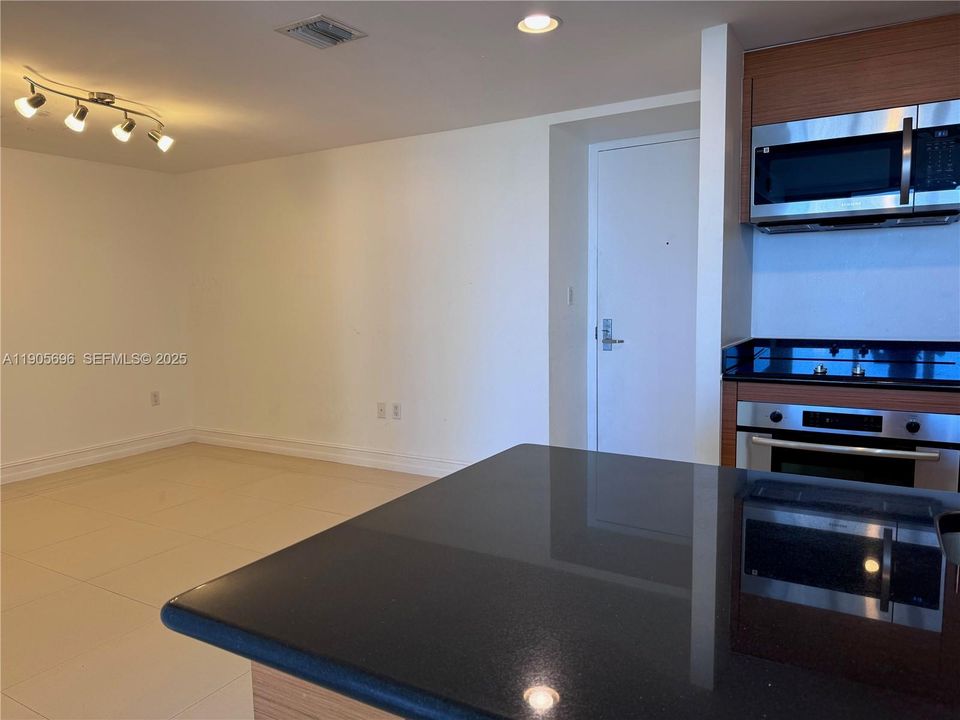 For Rent: $3,300 (1 beds, 1 baths, 800 Square Feet)