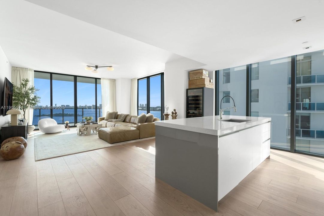 На продажу: $2,845,000 (3 спален, 4 ванн, 2743 Квадратных фут)