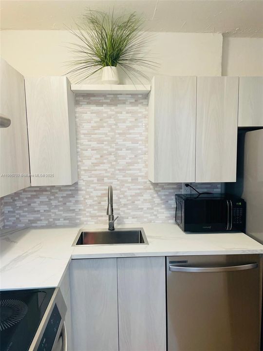 For Rent: $2,000 (1 beds, 1 baths, 726 Square Feet)