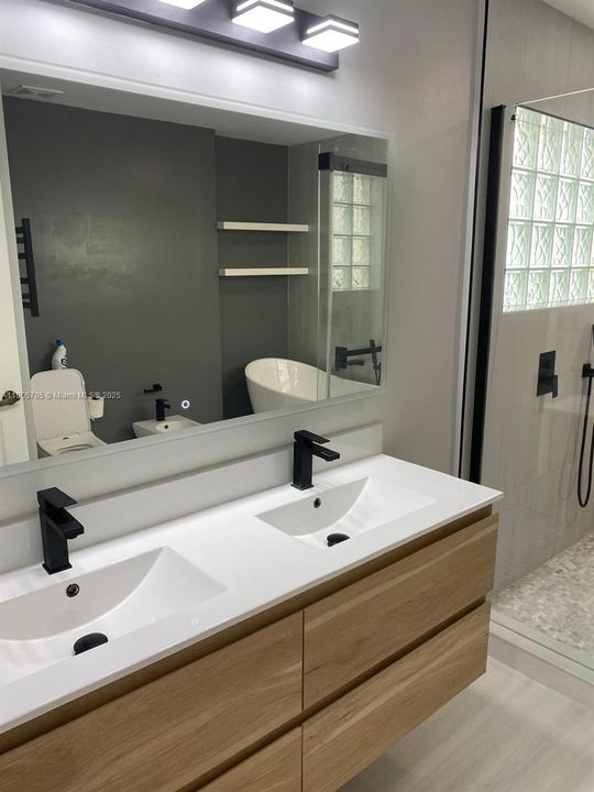 For Rent: $5,000 (3 beds, 2 baths, 1905 Square Feet)