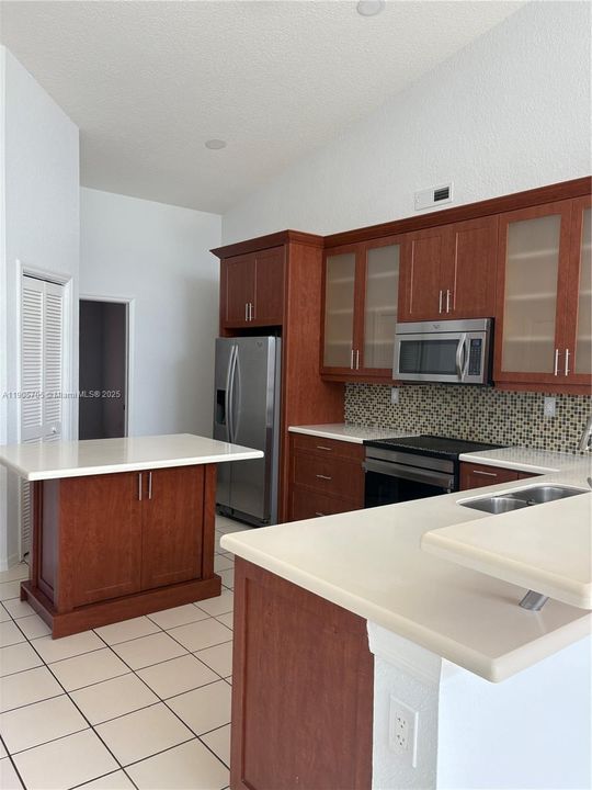 For Rent: $5,000 (3 beds, 2 baths, 1905 Square Feet)