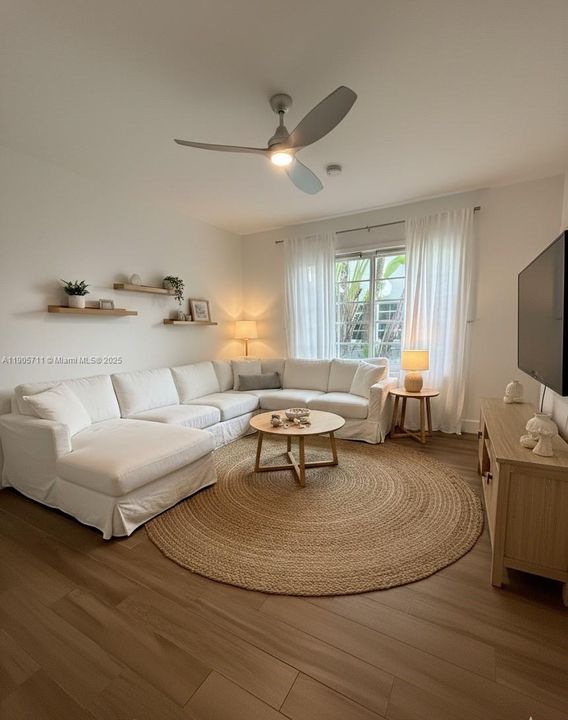 Active With Contract: $2,400 (1 beds, 1 baths, 420 Square Feet)