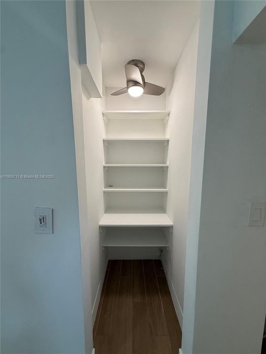 Active With Contract: $2,400 (1 beds, 1 baths, 420 Square Feet)