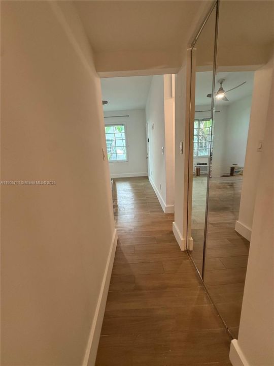 Active With Contract: $2,400 (1 beds, 1 baths, 420 Square Feet)