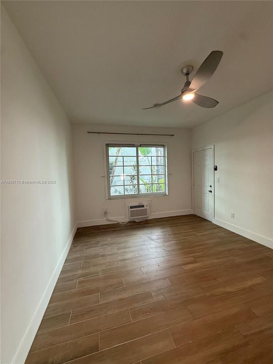 Active With Contract: $2,400 (1 beds, 1 baths, 420 Square Feet)