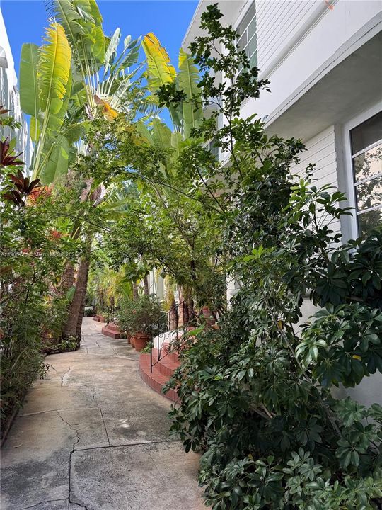 Active With Contract: $2,400 (1 beds, 1 baths, 420 Square Feet)