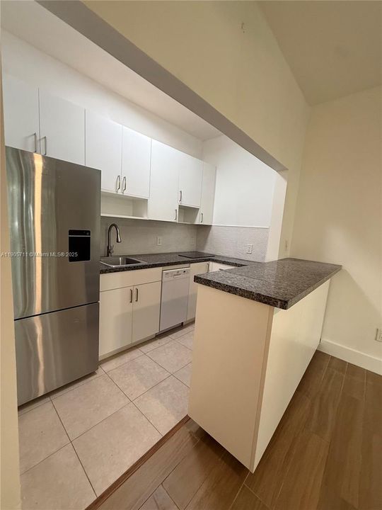 Active With Contract: $2,400 (1 beds, 1 baths, 420 Square Feet)