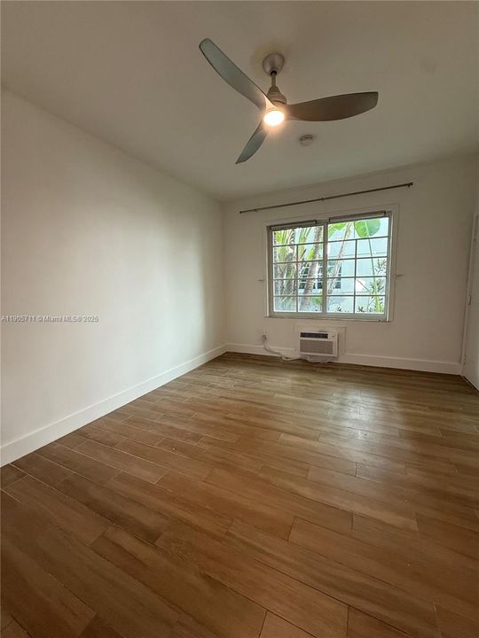 Active With Contract: $2,400 (1 beds, 1 baths, 420 Square Feet)