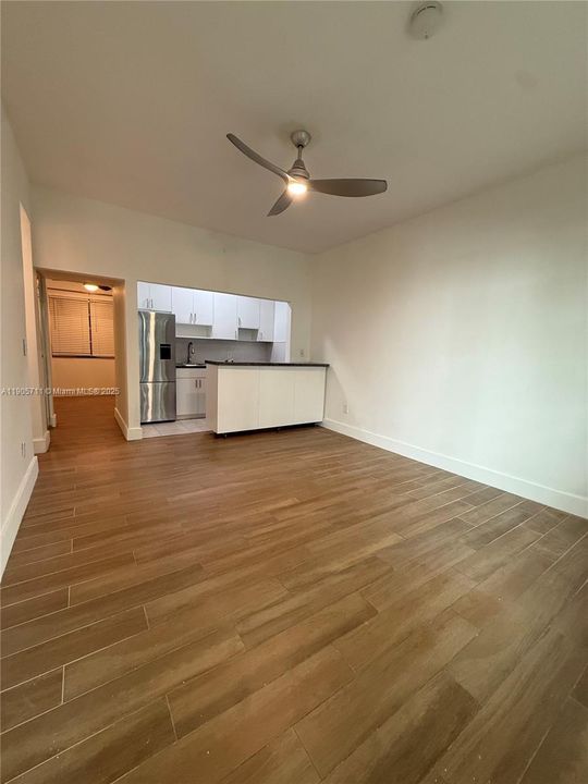Active With Contract: $2,400 (1 beds, 1 baths, 420 Square Feet)