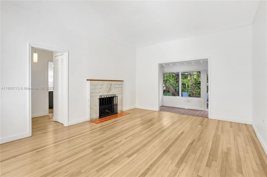 最近售出: $900,000 (2 贝兹, 2 浴室, 1066 平方英尺)