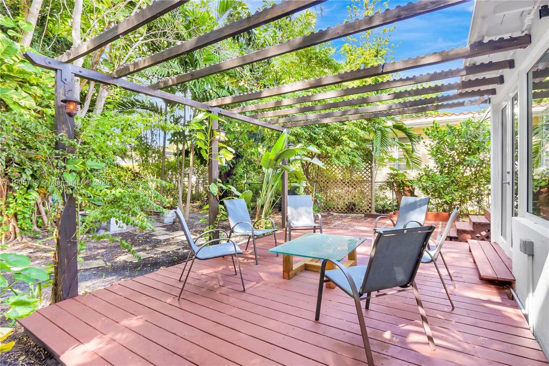 最近售出: $900,000 (2 贝兹, 2 浴室, 1066 平方英尺)