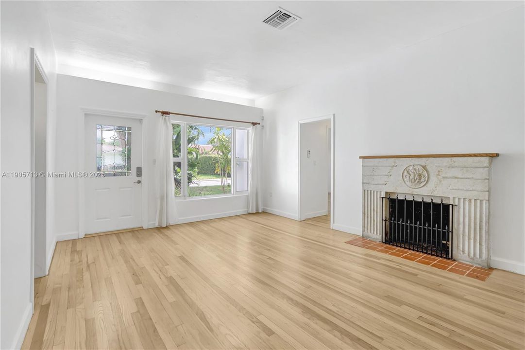 最近售出: $900,000 (2 贝兹, 2 浴室, 1066 平方英尺)