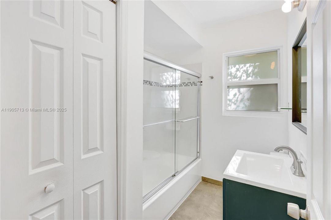 最近售出: $900,000 (2 贝兹, 2 浴室, 1066 平方英尺)