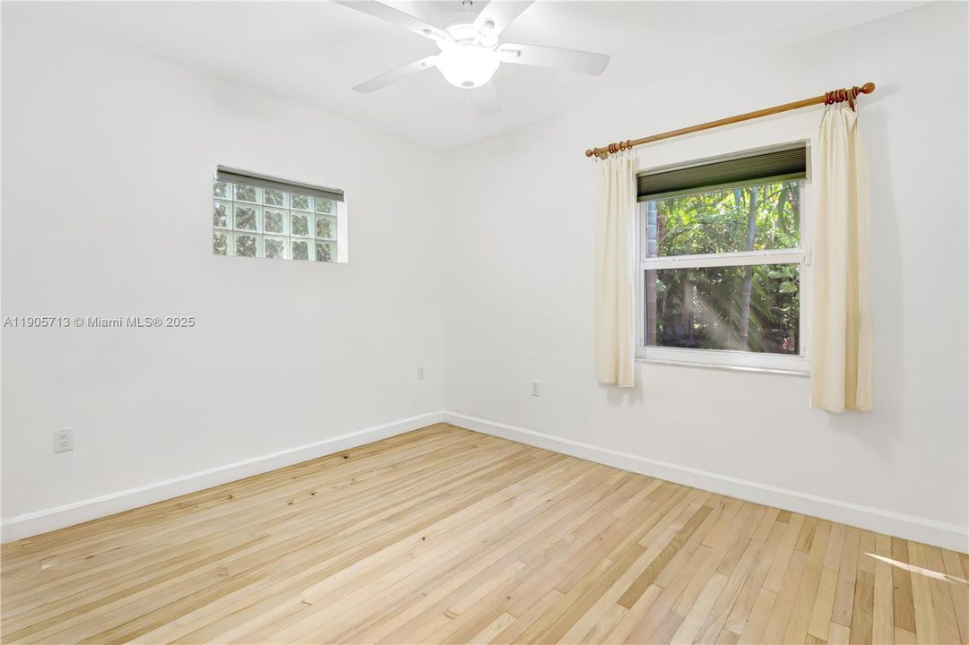 最近售出: $900,000 (2 贝兹, 2 浴室, 1066 平方英尺)