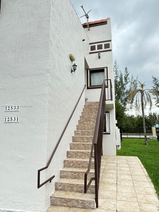 For Rent: $2,475 (3 beds, 2 baths, 1090 Square Feet)