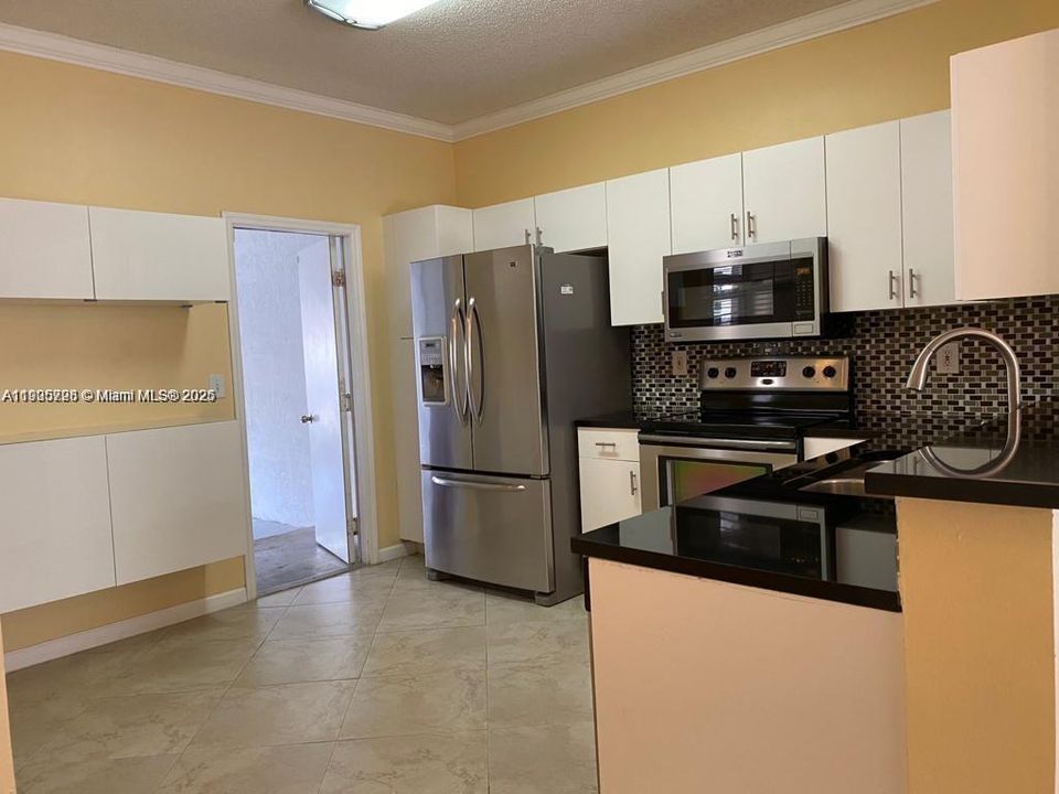 For Rent: $2,850 (2 beds, 2 baths, 1131 Square Feet)