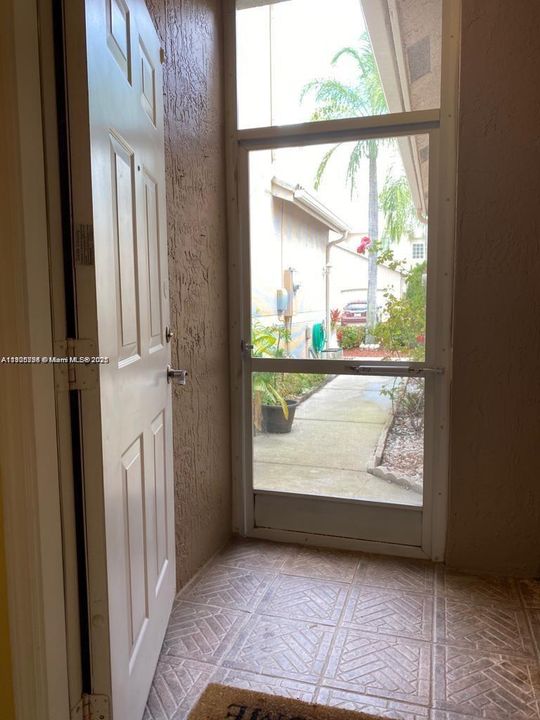 For Rent: $2,850 (2 beds, 2 baths, 1131 Square Feet)