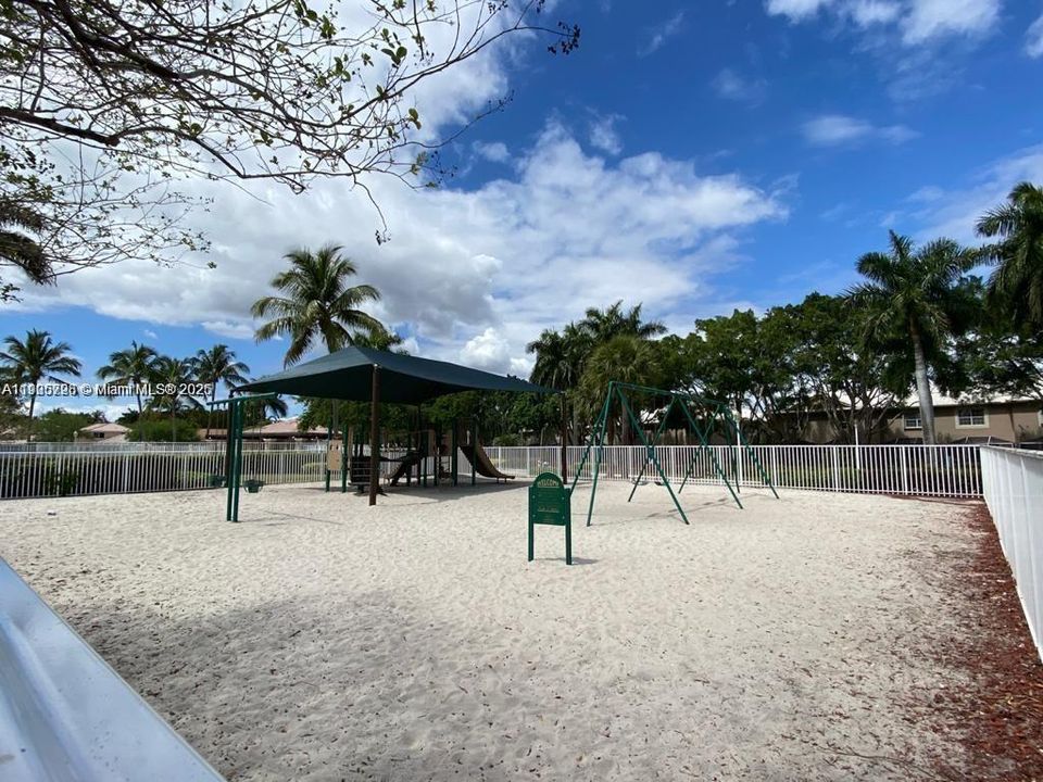 For Rent: $2,850 (2 beds, 2 baths, 1131 Square Feet)