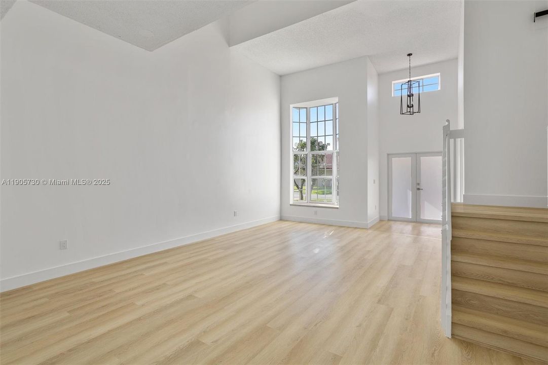 合同活跃: $4,100 (3 贝兹, 3 浴室, 2144 平方英尺)