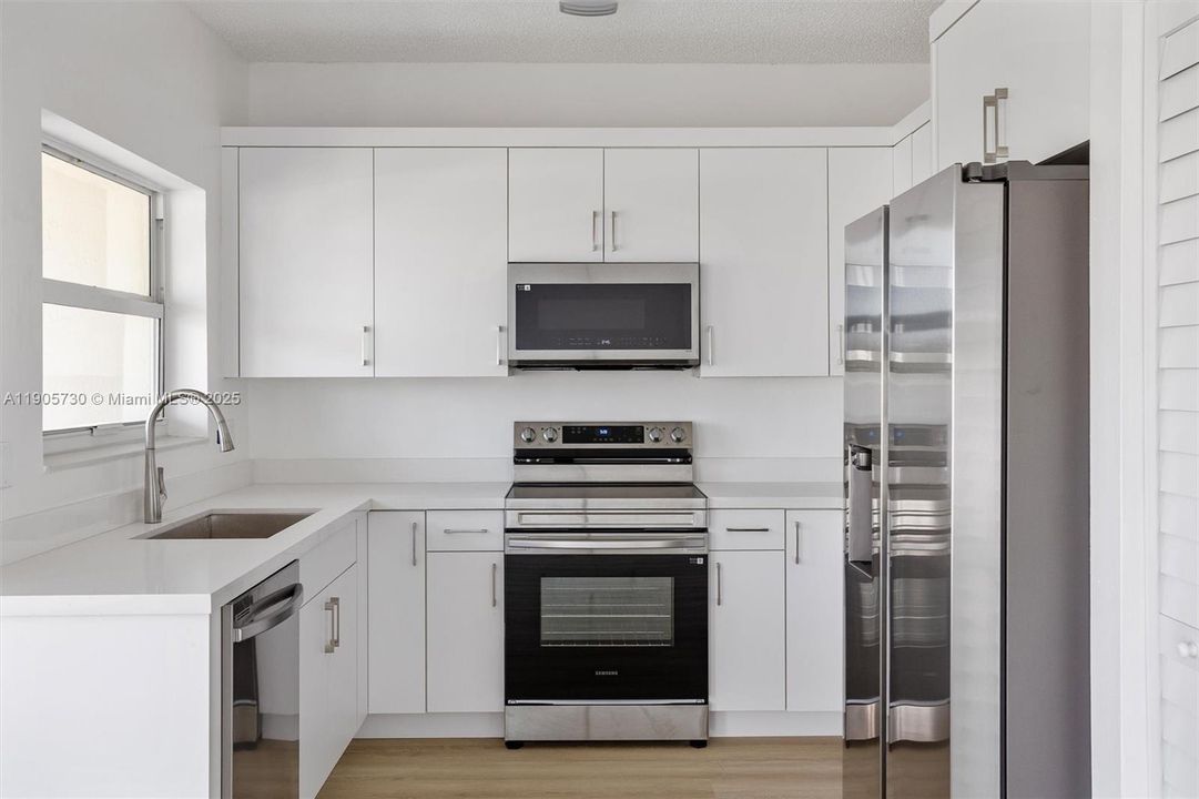 合同活跃: $4,100 (3 贝兹, 3 浴室, 2144 平方英尺)