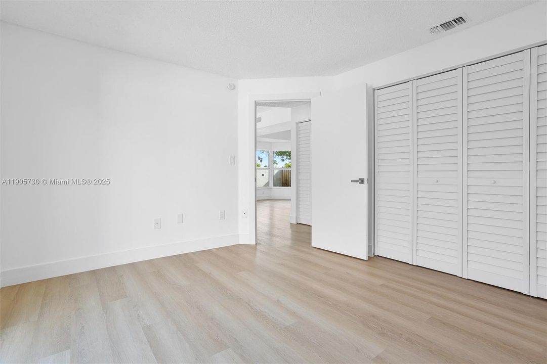 合同活跃: $4,100 (3 贝兹, 3 浴室, 2144 平方英尺)