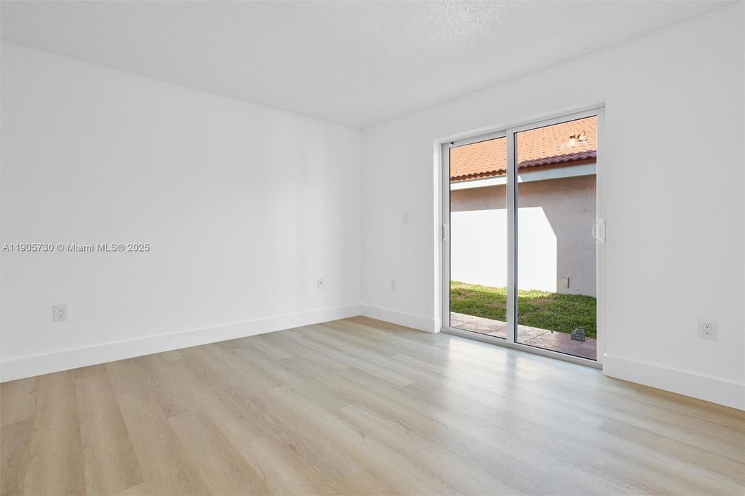 合同活跃: $4,100 (3 贝兹, 3 浴室, 2144 平方英尺)