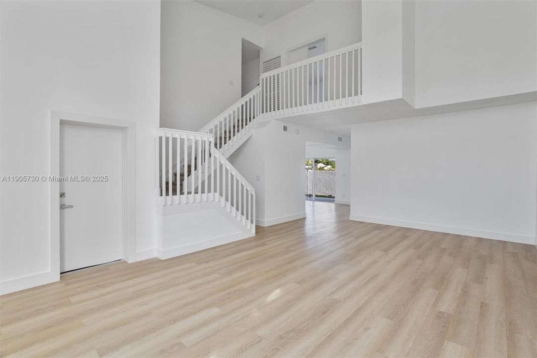 合同活跃: $4,100 (3 贝兹, 3 浴室, 2144 平方英尺)