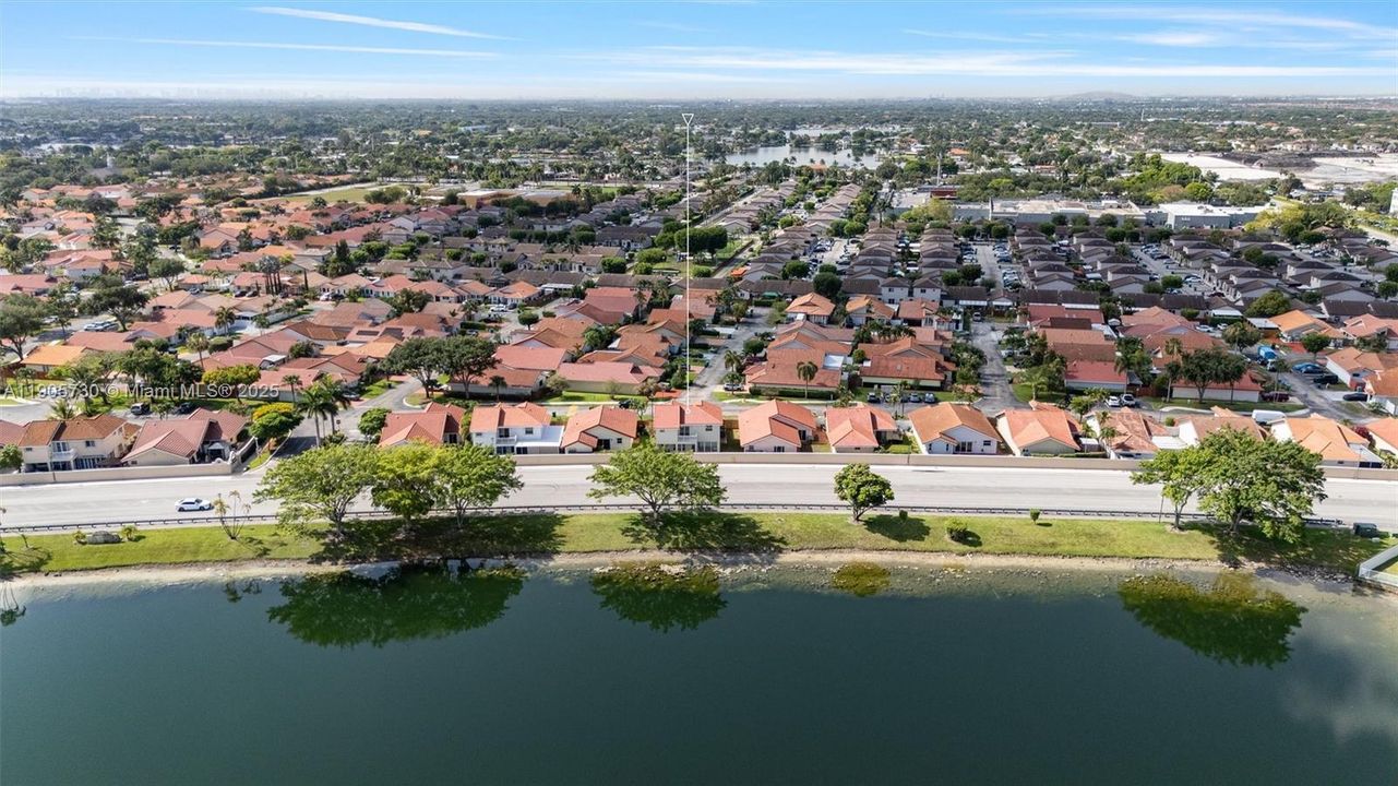 合同活跃: $4,100 (3 贝兹, 3 浴室, 2144 平方英尺)