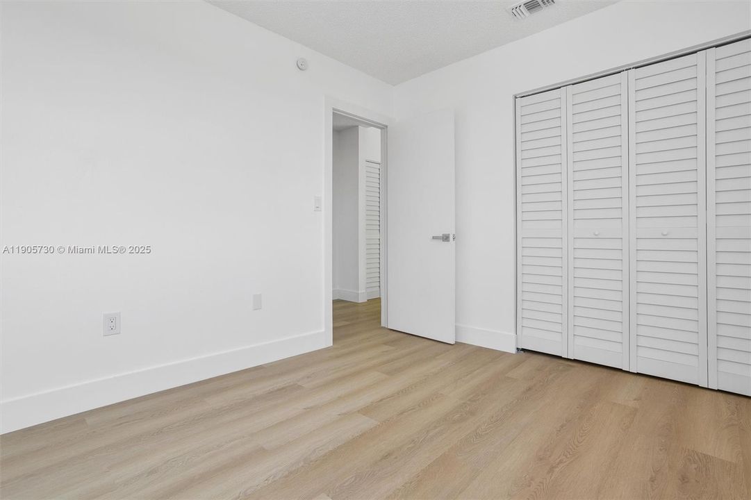 合同活跃: $4,100 (3 贝兹, 3 浴室, 2144 平方英尺)