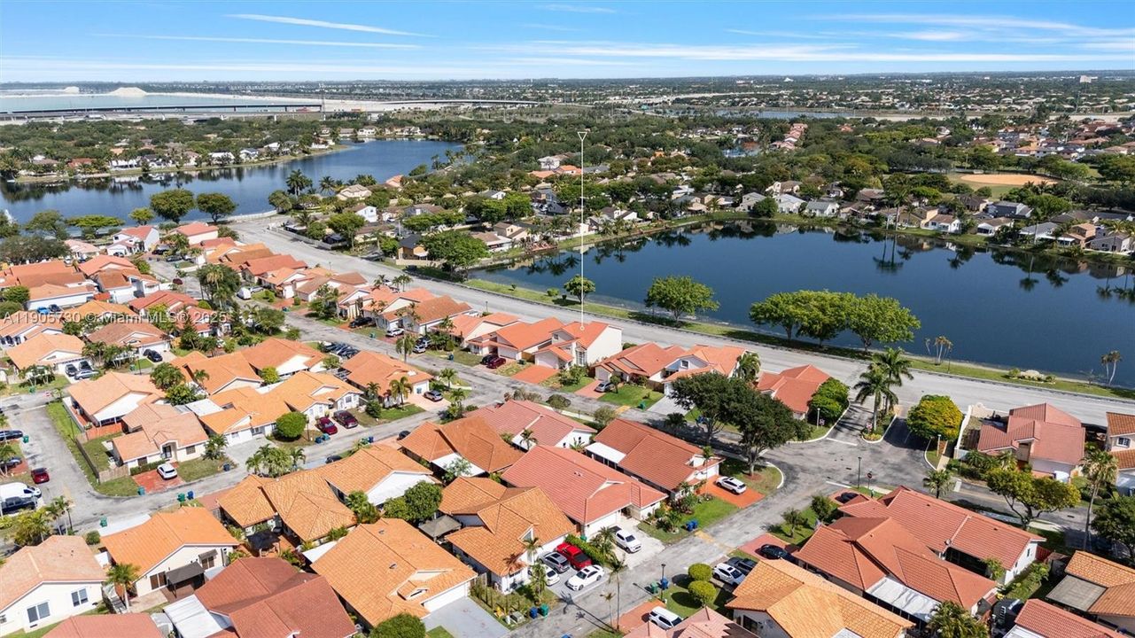 合同活跃: $4,100 (3 贝兹, 3 浴室, 2144 平方英尺)