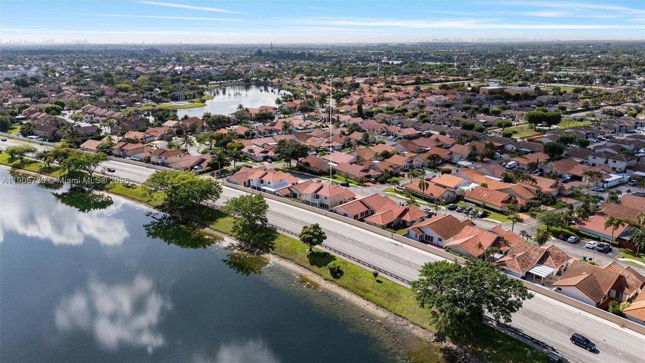 合同活跃: $4,100 (3 贝兹, 3 浴室, 2144 平方英尺)